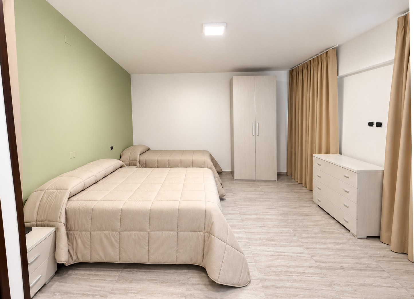 Camera da letto d’hotel minimalista dai toni neutri
