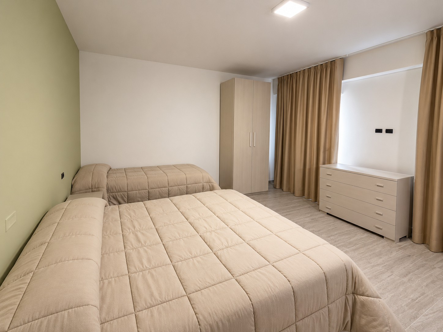Camera da letto moderna beige con tende chiuse