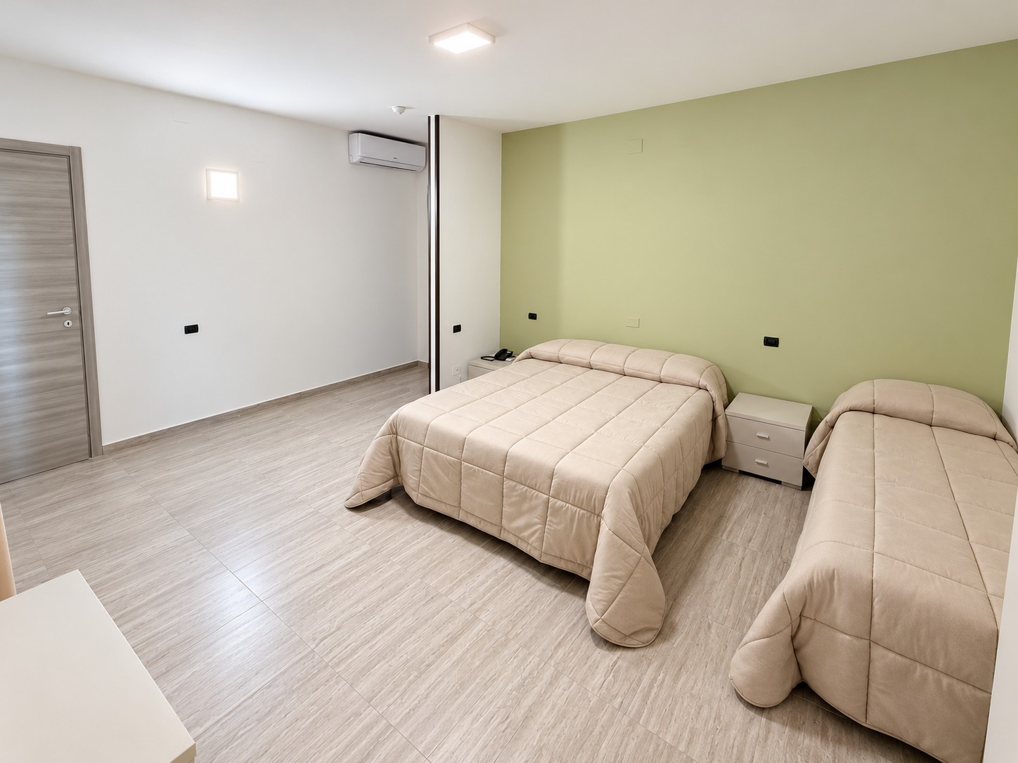 Camera da letto moderna con letti gemelli
