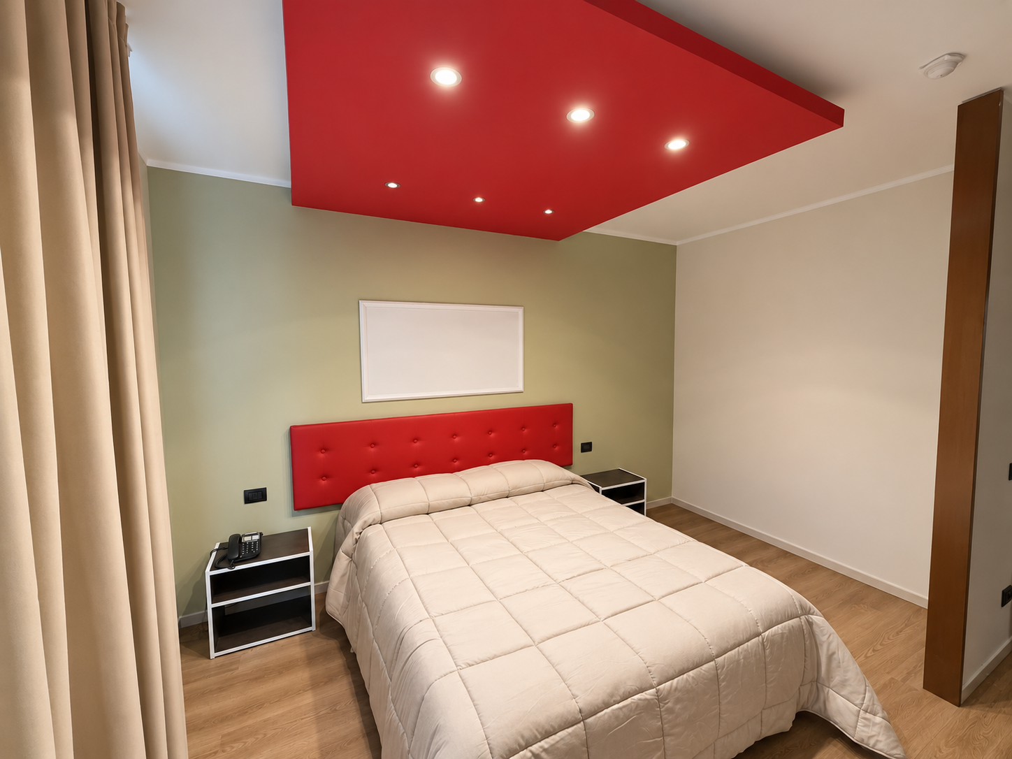 Camera da letto moderna con soffitto rosso
