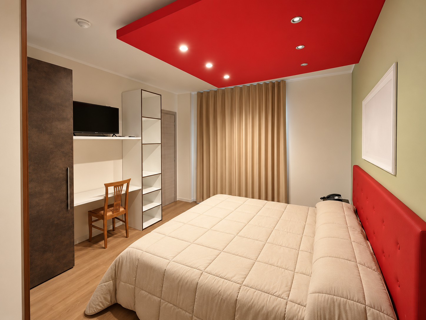 Camera da letto moderna con soffitto rosso1