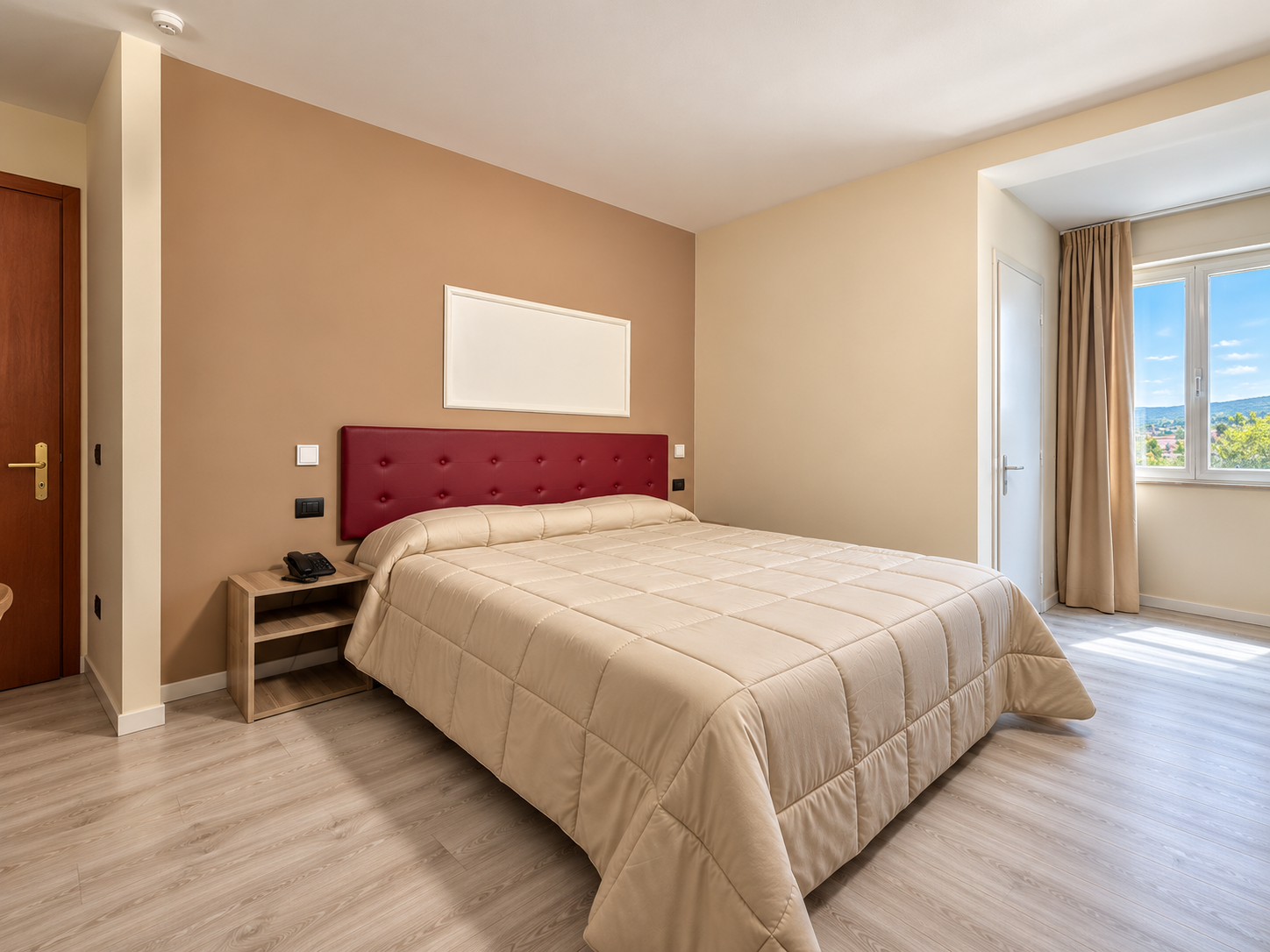 Camera da letto moderna con vista paesaggistica
