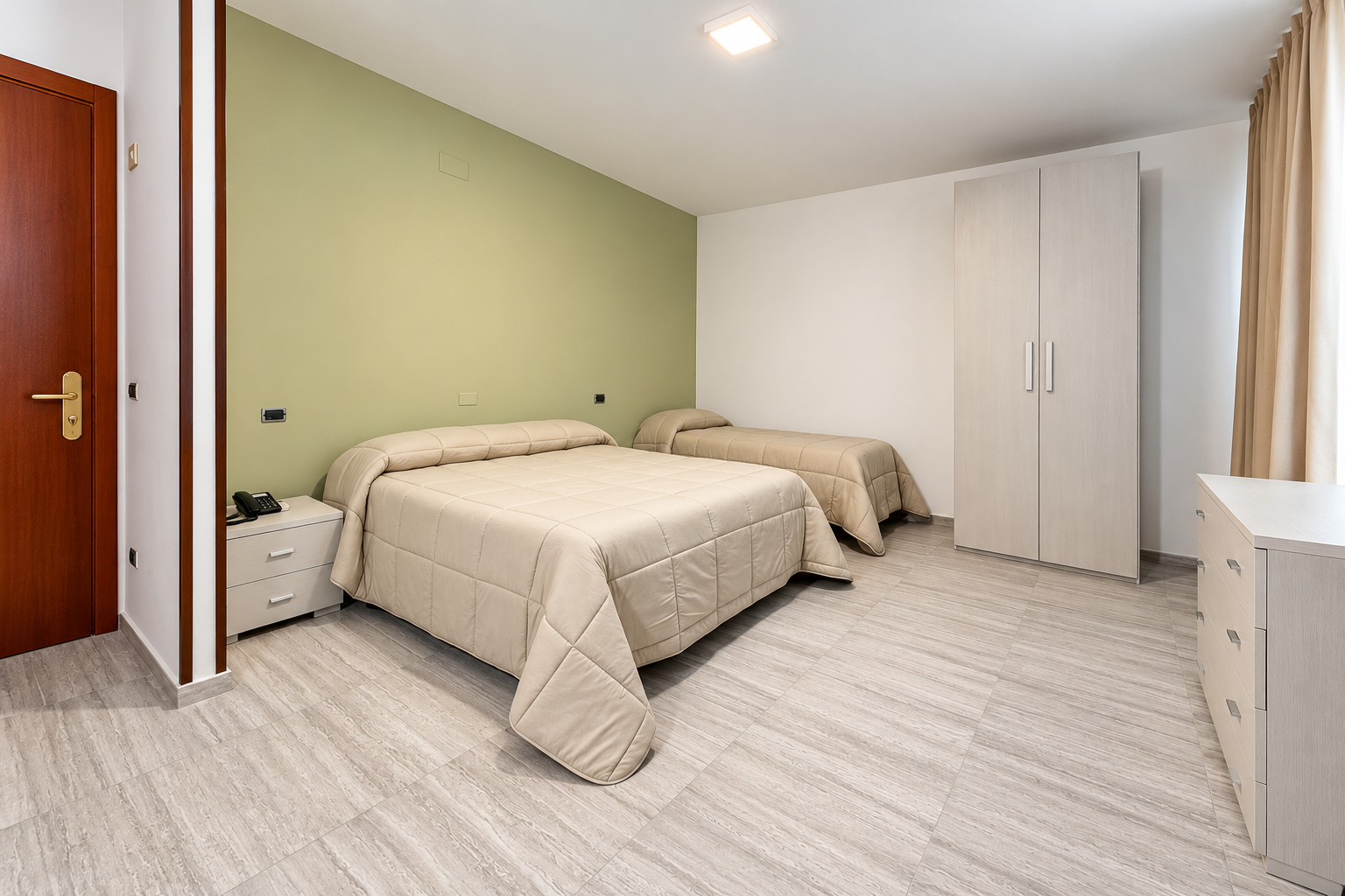 Camera d’albergo minimalista con letti beige