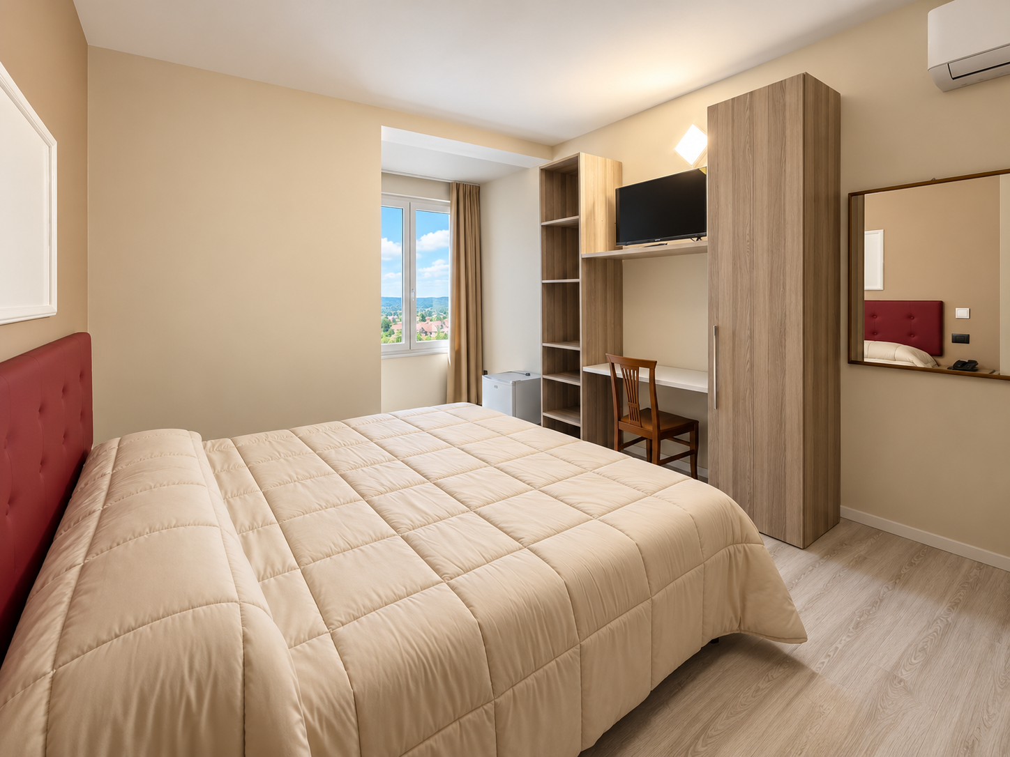 Camera d’albergo minimalista con vista panoramica