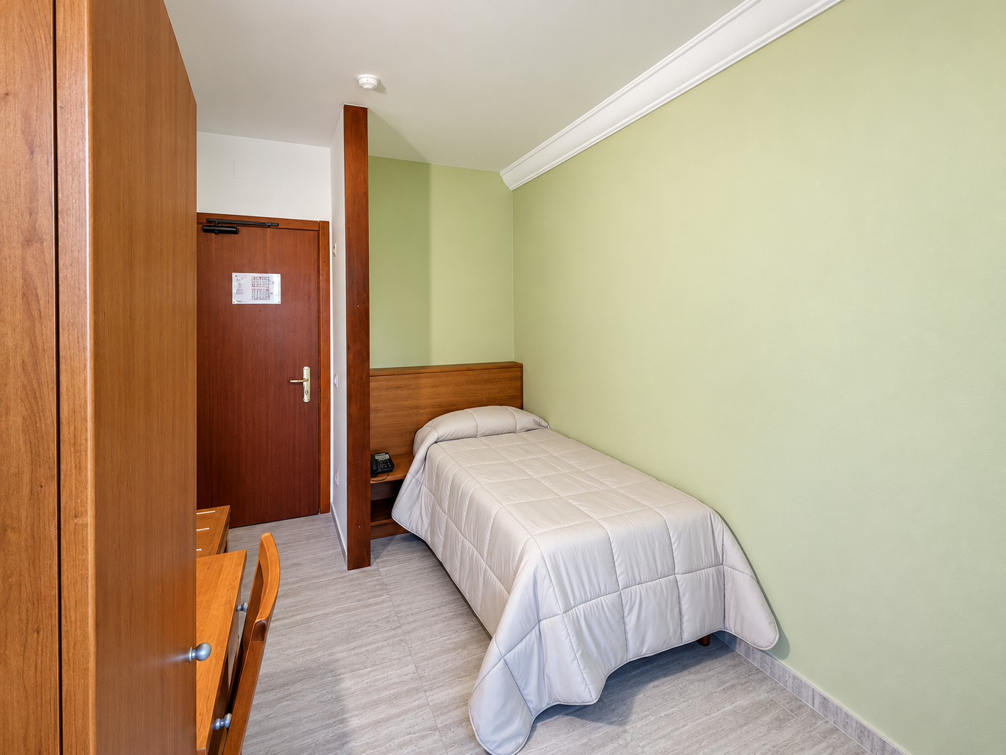 Camera d’albergo minimalista e accogliente copy