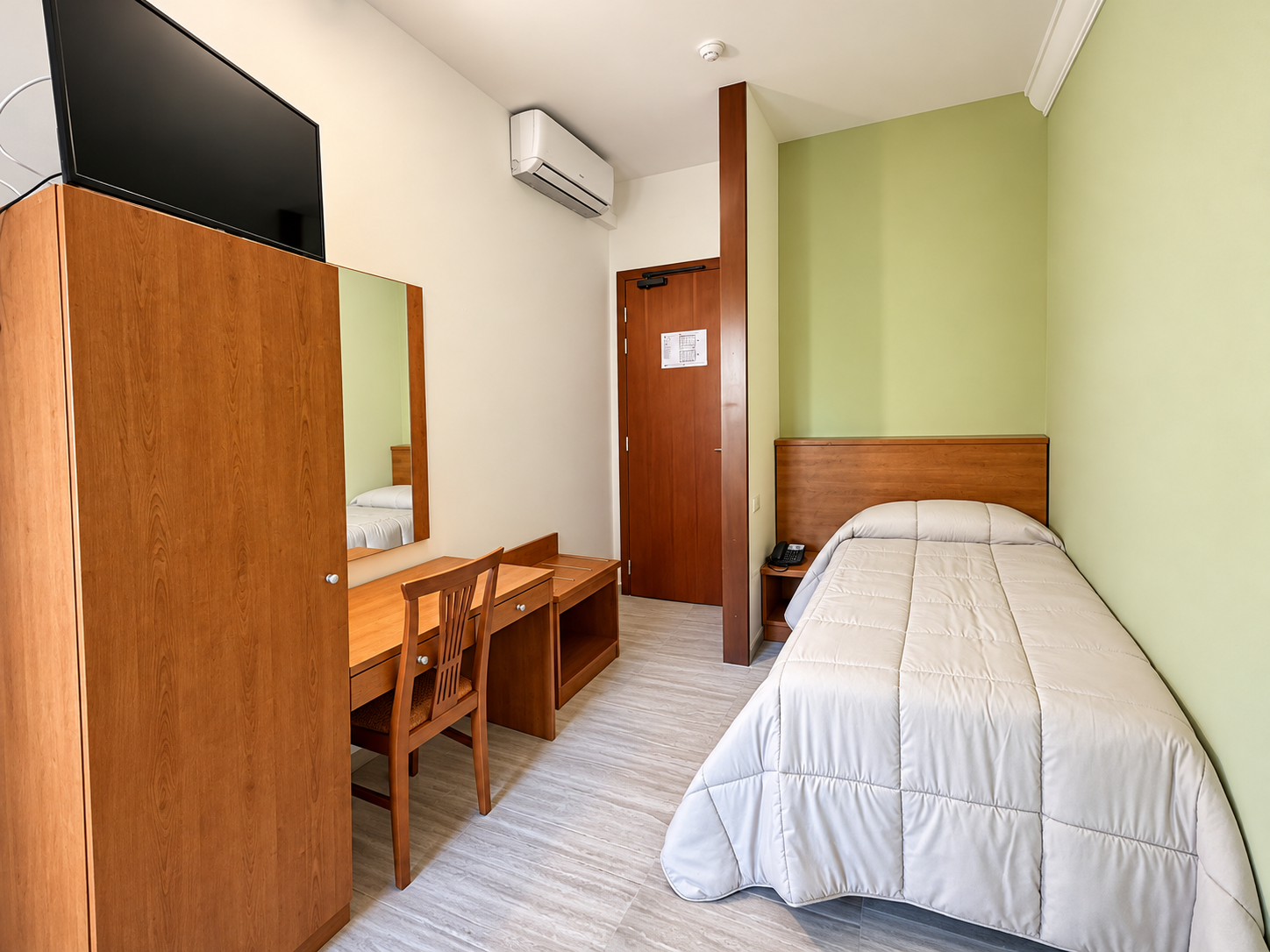 Camera d’albergo minimalista e ordinata